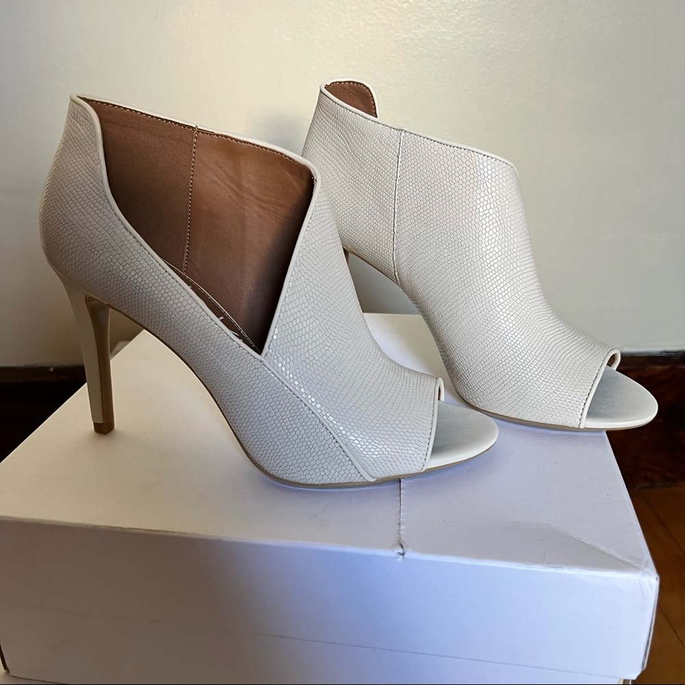 NWT Calvin Klein Nastassia Peep Toe Pump In Soft White Leather - Picture 10 of 16